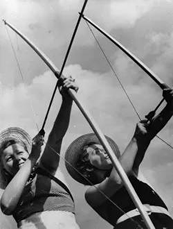 Images Dated 29th January 2018: STYLISH ARCHERS
