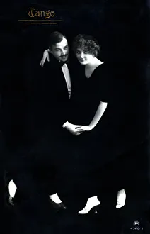 Images Dated 17th February 2020: A stylish finely-dressed German couple dancing the Tango. Date: circa 1914