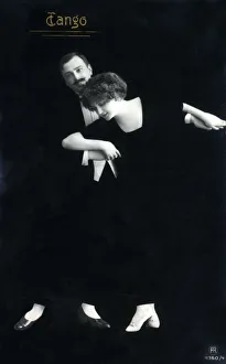 Images Dated 17th February 2020: A stylish finely-dressed German couple dancing the Tango. Date: circa 1914