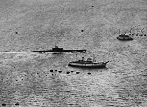 Boom Gallery: Submarine in Hong Kong Harbour