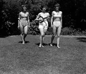 Banjo Prints: Sunbathing Girls