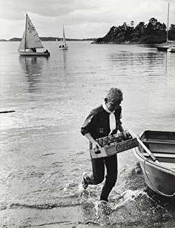 Swede Gallery: Swedish Scout bringing drinks ashore