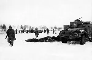 Ardennes Gallery: US tanks and infantry on Bastogne front