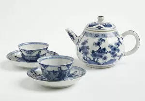 Porcelain Collection: Teapot with two cups and saucers