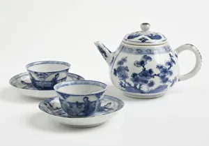 Ceramic Gallery: Teapot with two cups and saucers