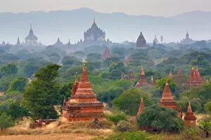 Images Dated 31st January 2016: Temples and pagodas on the Plain of Bagan, Myanmar