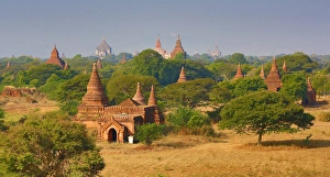 Images Dated 1st February 2016: Temples and pagodas on the Plain of Bagan, Myanmar