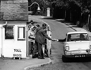 Images Dated 9th September 2011: Thames Toll Bridge