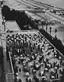 Images Dated 25th August 2017: A Th頄ansant at a Lido hotel, 1925