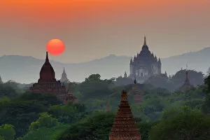 Images Dated 1st February 2016: Thatbyinnyu Pagoda at sunset, Plain of Bagan, Myanmar