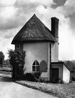 Images Dated 14th March 2011: Thatched Toll House