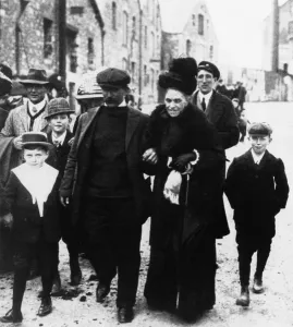 Images Dated 20th March 2012: Titanic - Seamen arriving at Plymouth