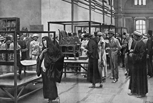 Discoveries Gallery: Tourists studying throne & couches of Tutankhamen, Cairo