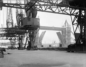 Cranes Collection: Tower Bridge 1930S