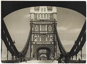 London Collection: Tower Bridge / Carts 1930S