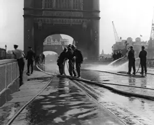 Tower Bridge jams in summer heat