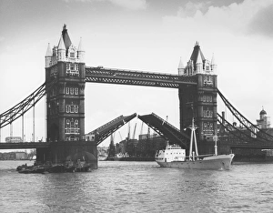 Tower Bridge, London - opening up for cargo vessel to pass u Tower Bridge, London - opening up for cargo vessel to pass u