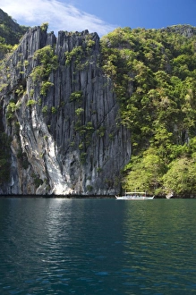 Images Dated 20th January 2008: A traditional Philippine boat with tourists on-board