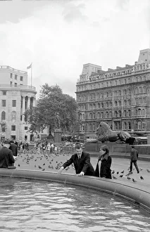 Havelock Prints: Trafalgar Square: A couple enjoying a fountain