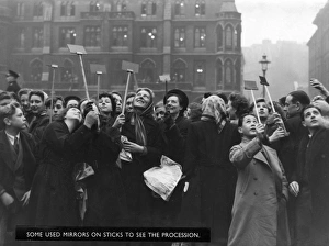 Images Dated 11th January 2012: Trying to view the royal wedding, 1947