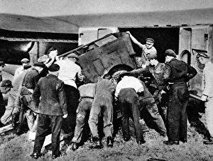 Images Dated 23rd October 2004: Unloading an airplane, Gatow Airport, Berlin, 1948