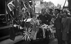 Images Dated 10th January 2012: VE Day Celebrations in London, May 1945