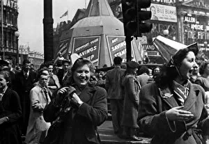 Images Dated 10th January 2012: VE Day Celebrations - Piccadilly Circus
