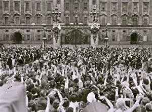 Jubilant Collection: VE Day - crowds at Buckingham Palace