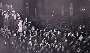 Apr20 Gallery: VE Day - Crowds on VE night