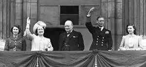 Minister Collection: VE Day - royal family and Churchill on balcony