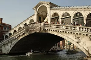 Images Dated 3rd September 2007: Venice. Rialto Bridge. Italy