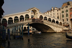 Images Dated 3rd September 2007: Venice. Rialto Bridge. Italy