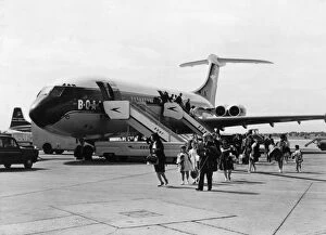 Images Dated 23rd September 2015: Vickers 1106 VC-10 (forward view)-BOAC disembarking pas