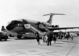 Vickers 1106 VC-10 (forward view)-BOAC disembarking passengers