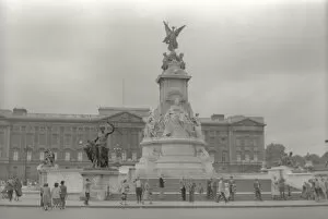Images Dated 7th January 2020: Victoria Memorial, Buckingham Palace