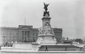 Topped Prints: Victoria Memorial and Buckingham Palace