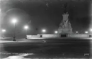 Highlighting Prints: Victoria Memorial at Night