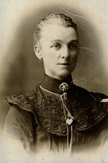 Images Dated 8th November 2011: Victorian woman in studio photo