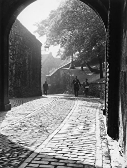 Images Dated 24th November 2016: View through a gateway, Edinburgh Castle, Scotland