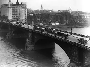 Omnibuses Prints: The view of London Bridge from Southbank