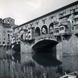 Images Dated 7th May 2021: View of the Ponte Vecchio, Florence, Italy