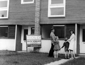 Images Dated 19th April 2018: VIEWING A HOUSE / SOLD