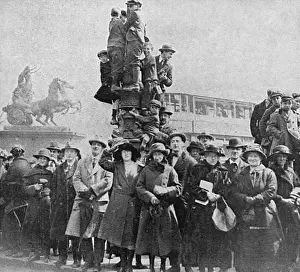 Viewing the royal wedding, 1923