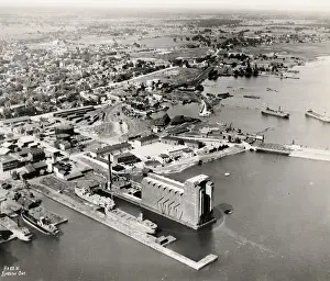 Vintage early 20th century press photograph: Docks, harbour, Kingston, Ontario, Canada