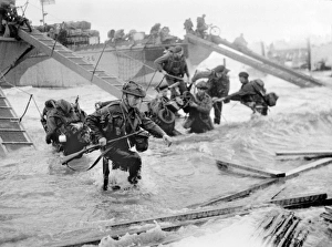 Images Dated 7th June 2016: Wading ashore from landing craft at Ouistreham and Bernieres