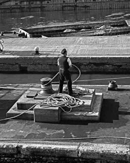 Images Dated 27th April 2021: Waiting to tie up barge, Canning Town, London