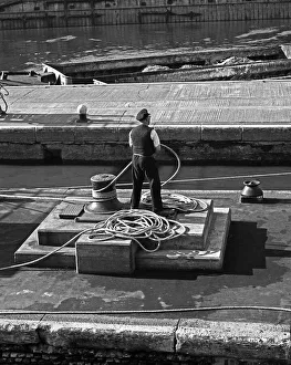 Images Dated 27th April 2021: Waiting to tie up barge, Canning Town, London