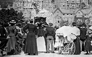 Llandudno Collection: Watching Professor Codman's Punch and Judy Show in Llandudno