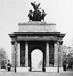 Images Dated 18th September 2012: Wellington Arch, Constitution Hill, London