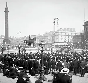 Wellington's Column and Statue of Queen Victoria, Liverpool